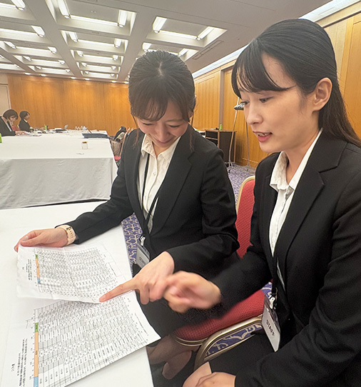 セミナー・学会の受付をしている様子